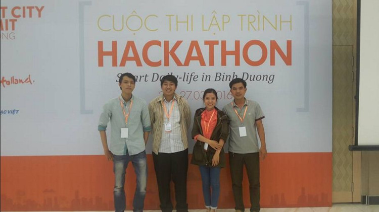 Picture 2 of Smart trash 'know' full newspaper of Hoa Sen University students