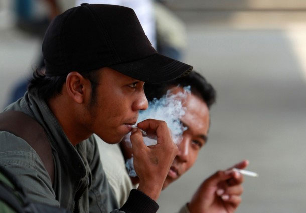 Picture 1 of Smokers have less working time