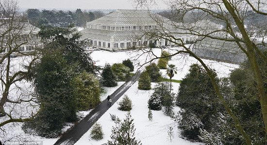 Picture 1 of Snow 'buried' London and Paris