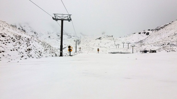 Picture 4 of Snow falls in the middle of summer in New Zealand