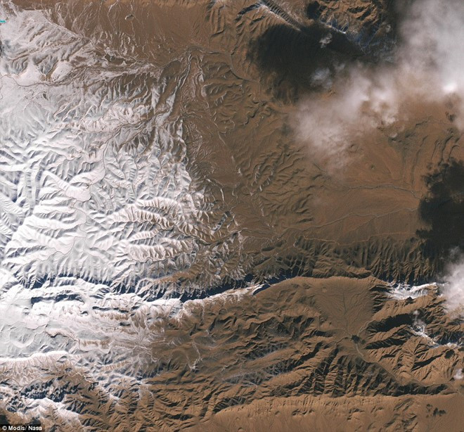Picture 1 of Snow falls in the Sahara desert from the universe