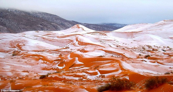 Picture 3 of Snow falls in the Sahara desert from the universe