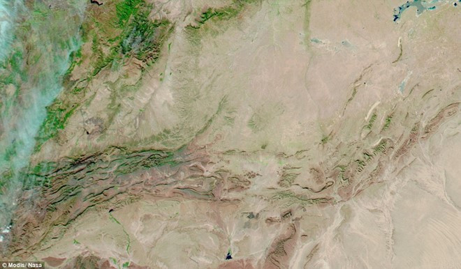 Picture 5 of Snow falls in the Sahara desert from the universe