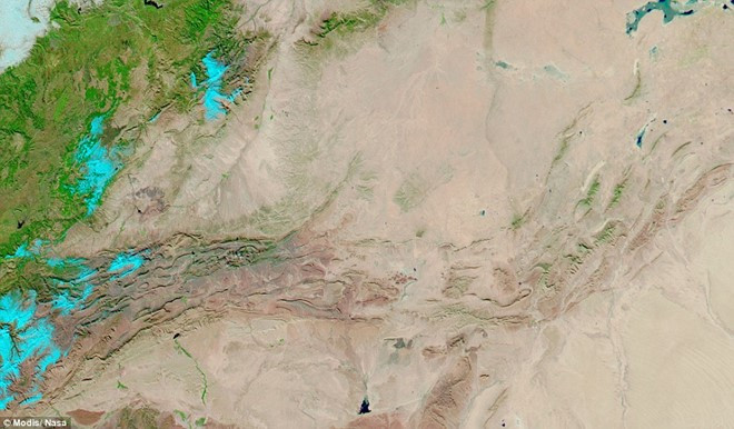 Picture 6 of Snow falls in the Sahara desert from the universe