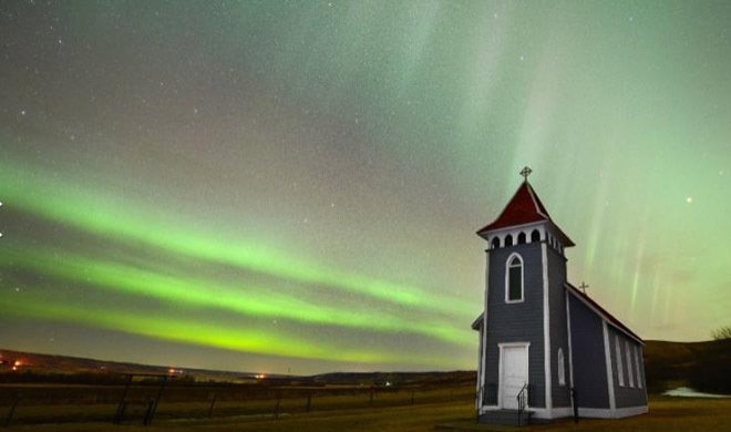 Picture 3 of Solar storm creates a brilliant aurora for the earth
