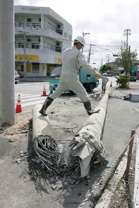 Picture 5 of Songda storms into southern Japan