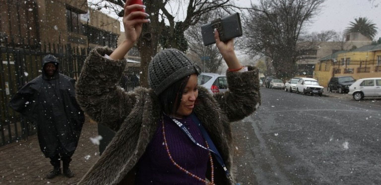 Picture 4 of South Africans are busy catching the rare snow