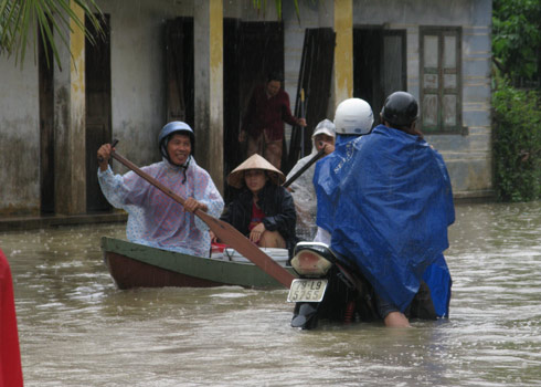 Picture 1 of South Central Coast flooded quickly, breaking a reservoir of water
