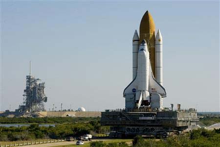 Picture 6 of Space shuttle Atlantis into the launch pad