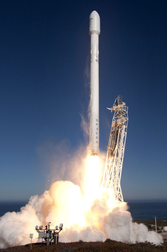 Picture 1 of SpaceX spacecraft carrying fire and mice to the International Space Station