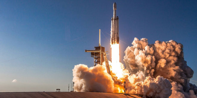 Picture 1 of SpaceX successfully launched the 3rd Falcon Heavy rocket, but failed to recover the central core