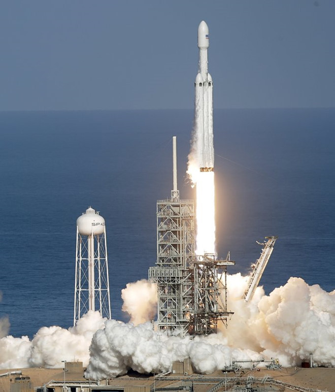 Picture 2 of SpaceX successfully launched the world's most powerful missile