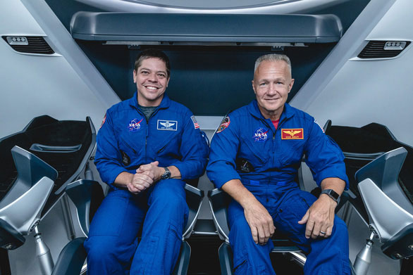 Picture 2 of SpaceX tested the space shuttle Crew Dragon, which had eight engines