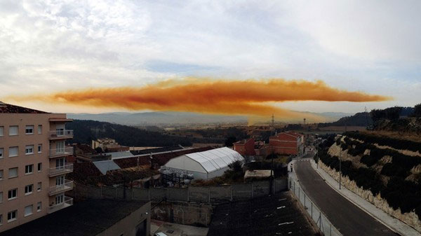 Picture 3 of Spain: Orange clouds cover the sky