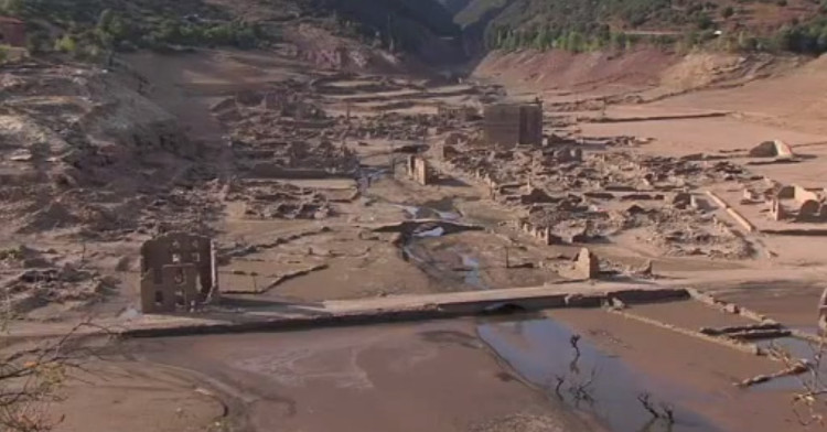 Picture 1 of Spanish town sticks out in the middle of the lake after the drought