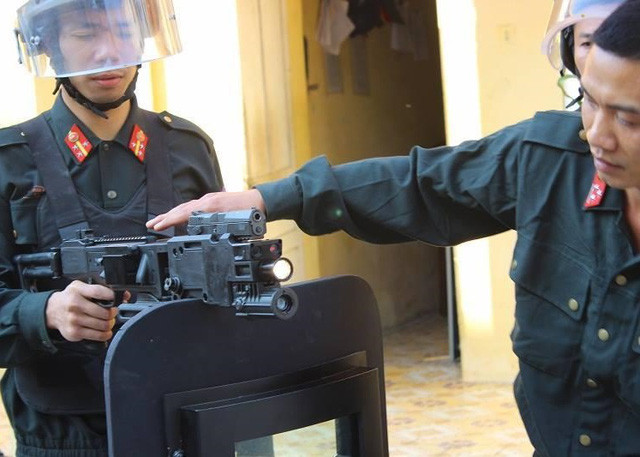 Picture 4 of Special guns of Vietnamese police