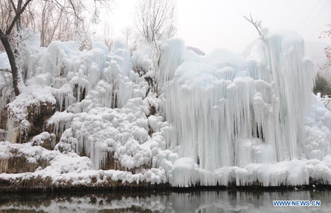 Picture 1 of Spectacular frozen waterfall scene