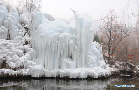 Picture 2 of Spectacular frozen waterfall scene