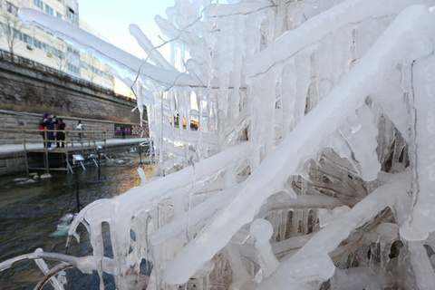 Picture 3 of Spectacular frozen waterfall scene
