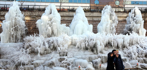 Picture 4 of Spectacular frozen waterfall scene