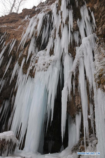 Picture 5 of Spectacular frozen waterfall scene