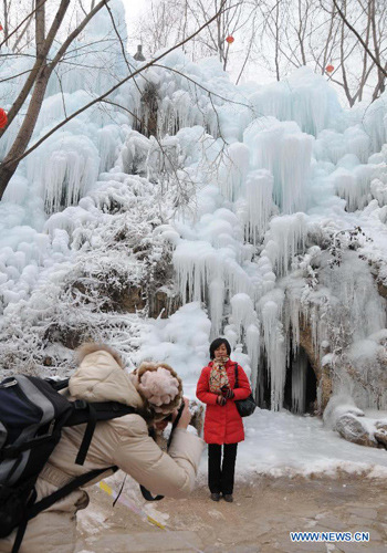 Picture 7 of Spectacular frozen waterfall scene