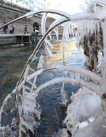 Picture 8 of Spectacular frozen waterfall scene