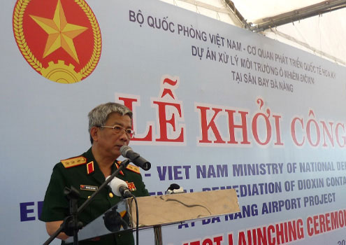 Picture 1 of Start to clean up dioxin at Da Nang airport