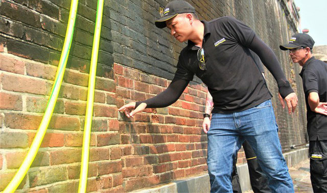 Picture 6 of Steam Cleaning - technology used to clean Ngo Mon Gate of Hue Citadel