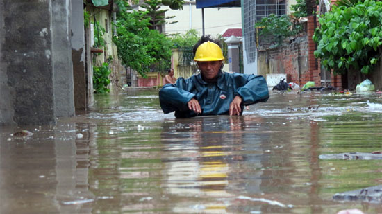 Picture 1 of Storm No. 2 landed in the North East: break dike in Hai Phong