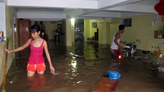Picture 2 of Storm No. 2 landed in the North East: break dike in Hai Phong