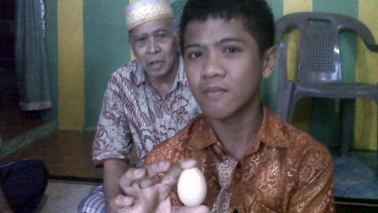 Picture 1 of Strange 12-year-old boy a week ... laid out 7 eggs?