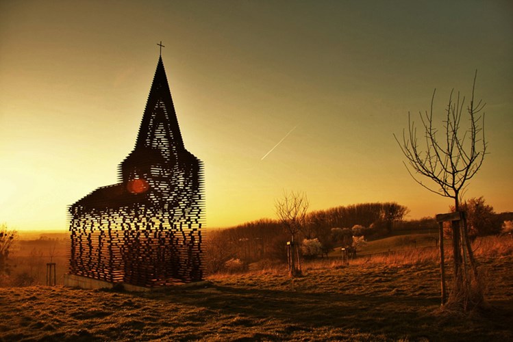 Picture 4 of Strange church has the ability to 'disappear'
