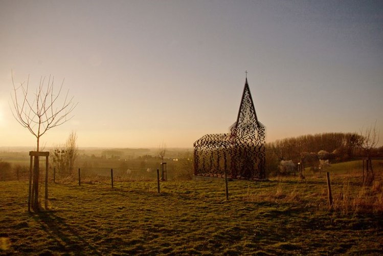Picture 5 of Strange church has the ability to 'disappear'