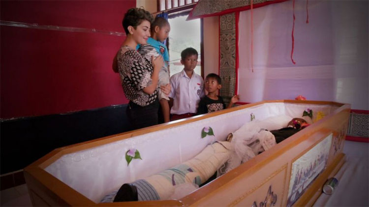 Picture 1 of Strange customs of 'living with the dead' in Indonesia