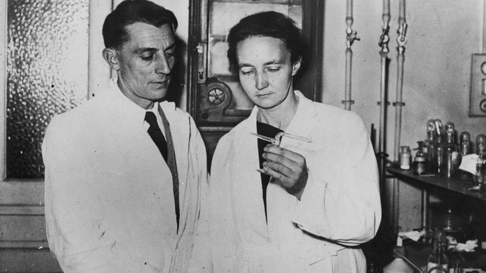 Picture 4 of Strange family has a Nobel Prize