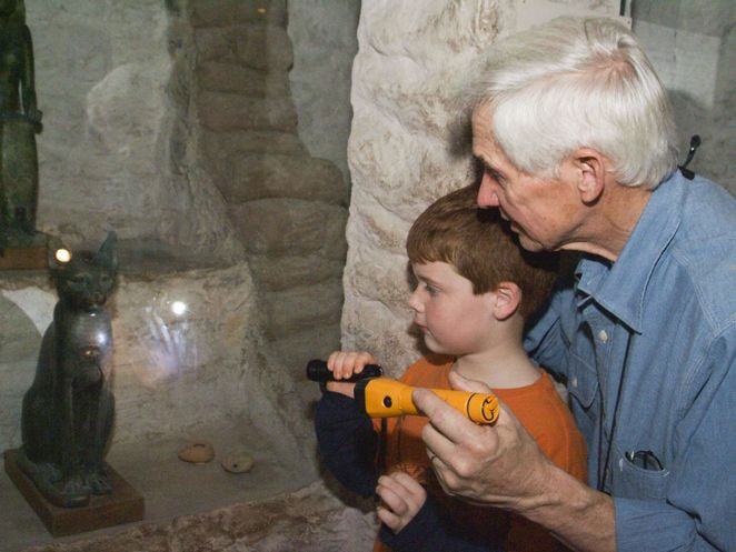 Picture 13 of Strange feeling in the dark night at the museum
