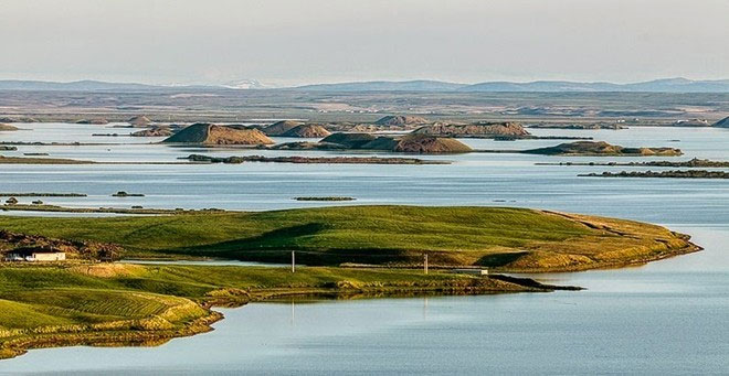 Picture 1 of Strange hollow holes in the ancient lake of Iceland