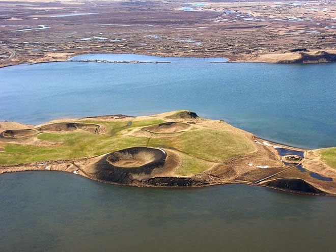 Picture 10 of Strange hollow holes in the ancient lake of Iceland