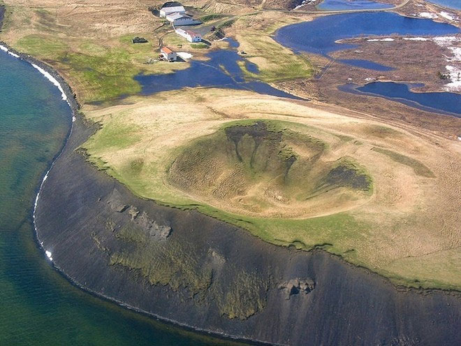 Picture 11 of Strange hollow holes in the ancient lake of Iceland
