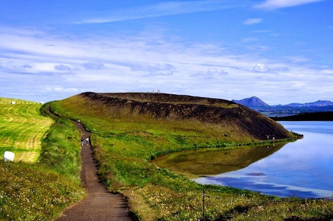 Picture 2 of Strange hollow holes in the ancient lake of Iceland