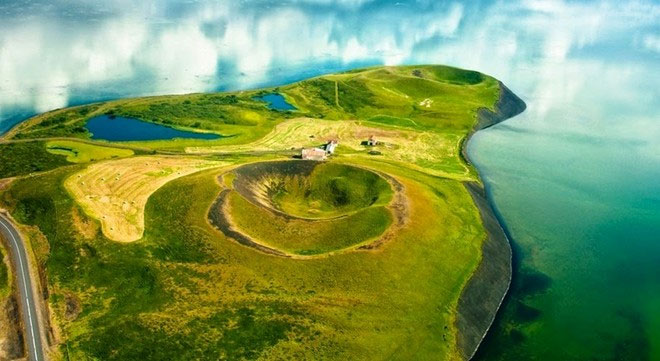 Picture 4 of Strange hollow holes in the ancient lake of Iceland