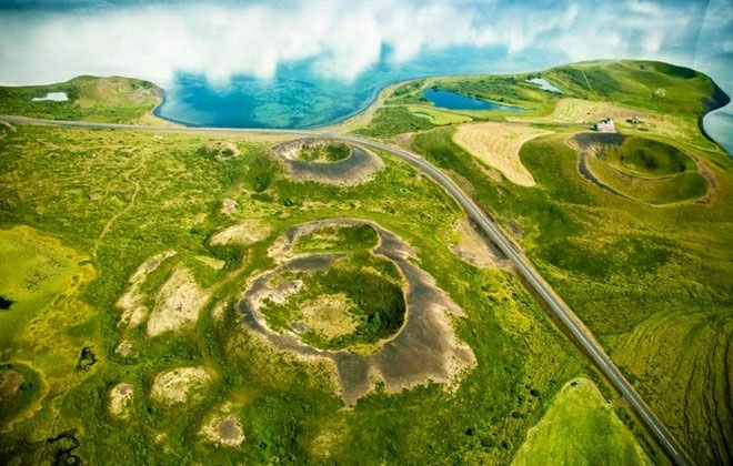 Picture 5 of Strange hollow holes in the ancient lake of Iceland