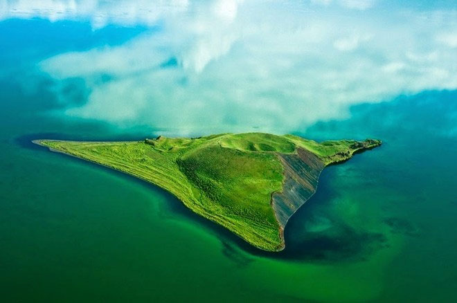 Picture 6 of Strange hollow holes in the ancient lake of Iceland