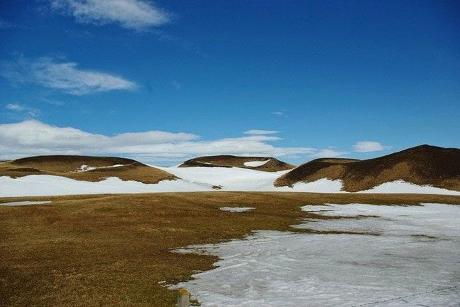 Picture 8 of Strange hollow holes in the ancient lake of Iceland