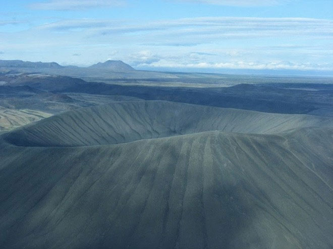 Picture 9 of Strange hollow holes in the ancient lake of Iceland