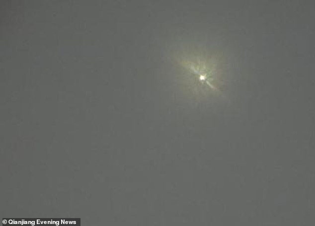 Picture 1 of Strange light causes confusion in the sky of China
