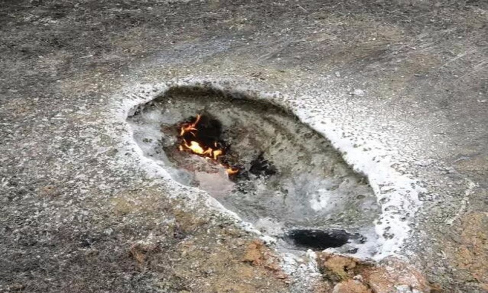 Picture 2 of Strange objects caught fire on the top of Chinese mountains
