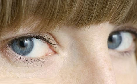Picture 1 of Strange people see 99 million colors