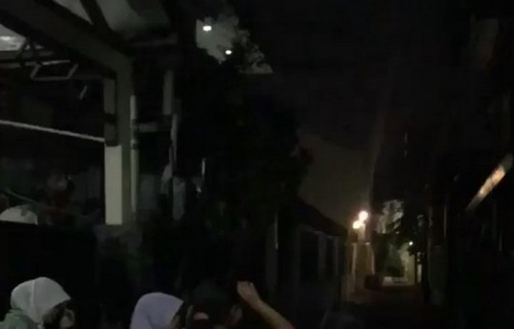 Picture 1 of Strange phenomenon: rain pouring down only one house!